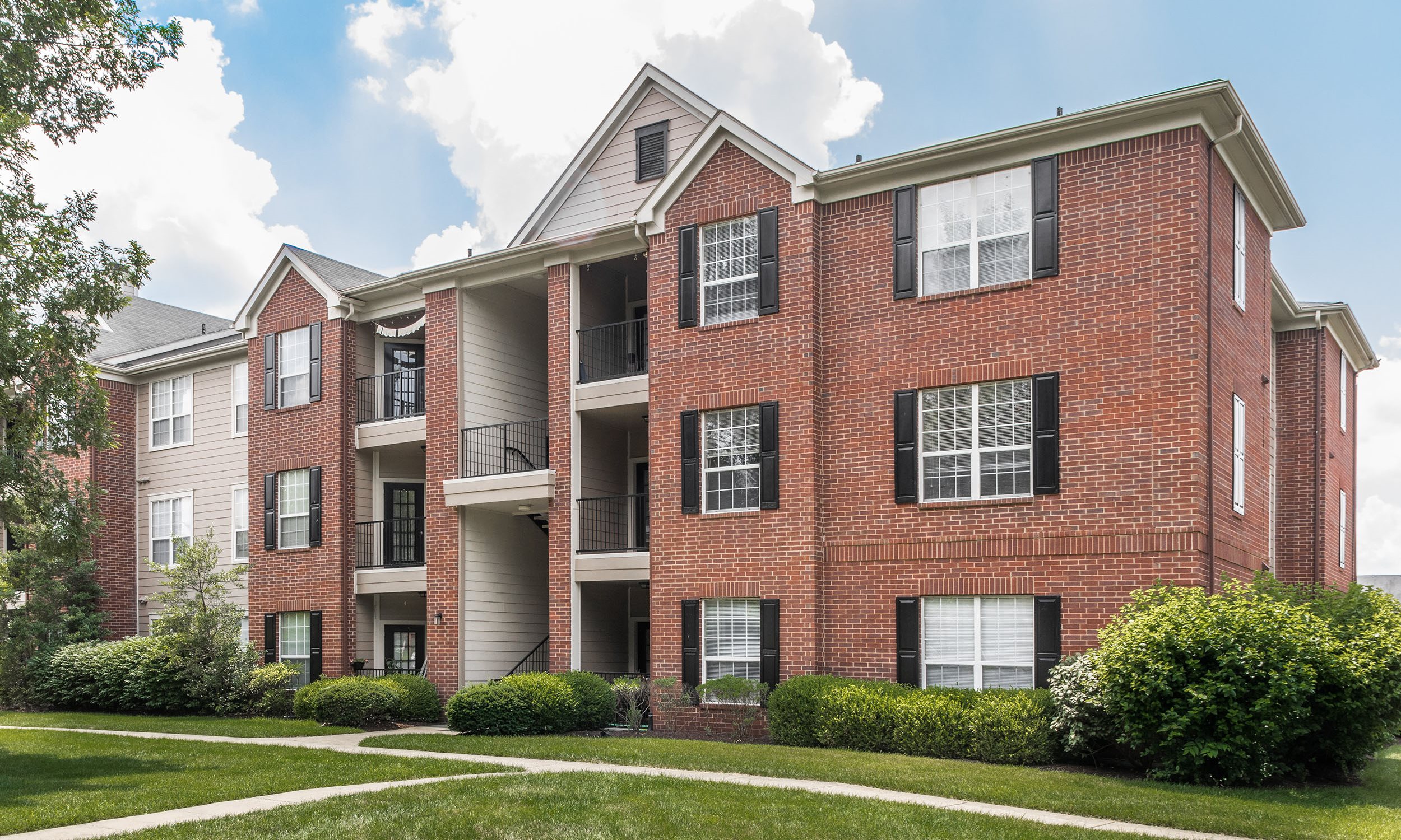 Exterior-View-of-Oxmoor-Apartments